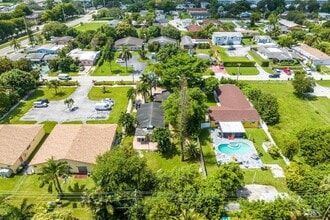 4216 SW 51st St in Fort Lauderdale, FL - Foto de edificio - Building Photo