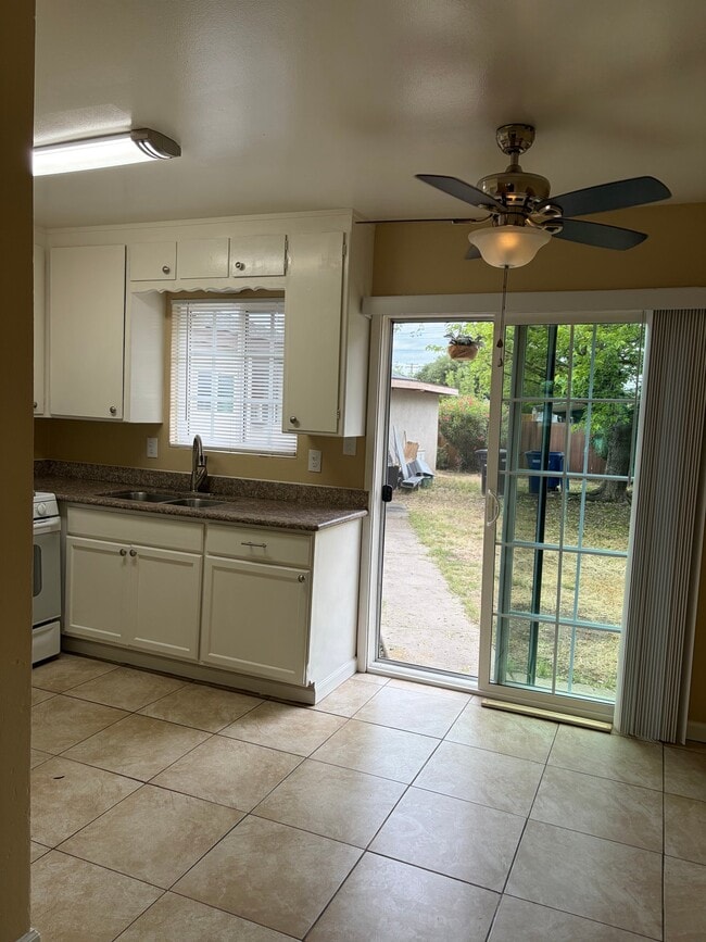 1701 Carver Ct, Unit 2 in Modesto, CA - Foto de edificio - Building Photo