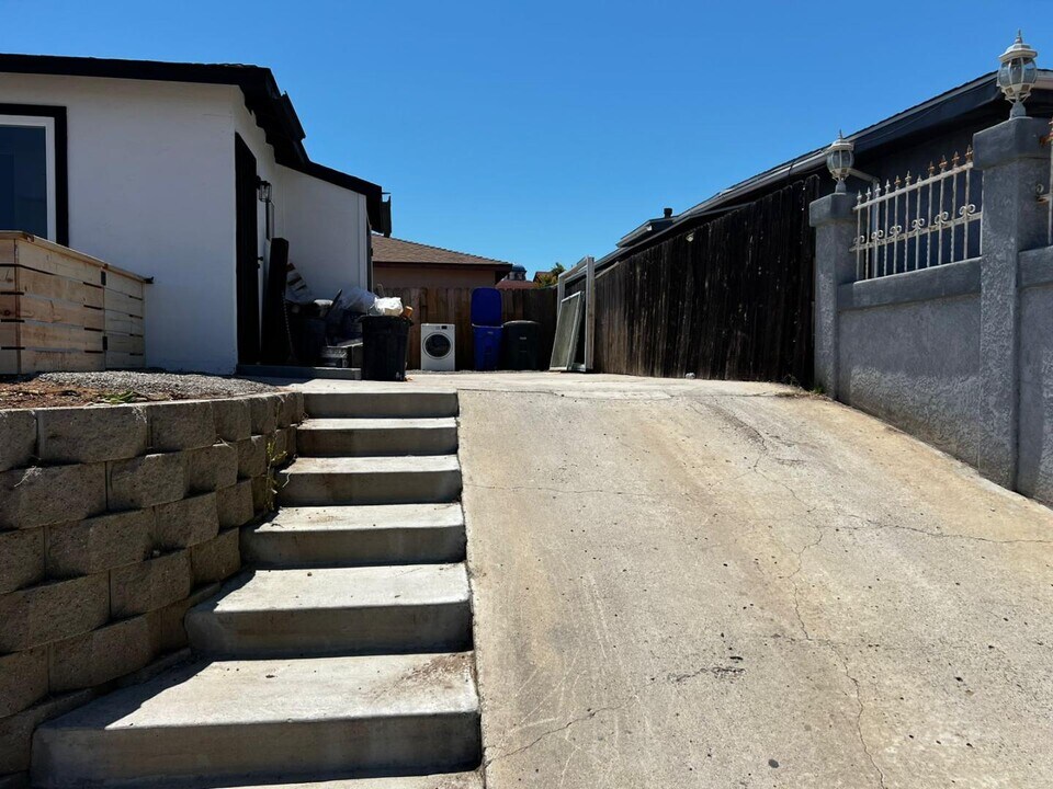 333 E 27th St in National City, CA - Building Photo