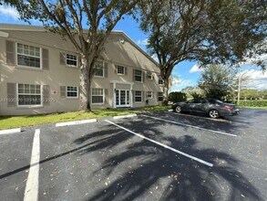 9001 Jacaranda Ln, Unit 107 in Plantation, FL - Foto de edificio - Building Photo