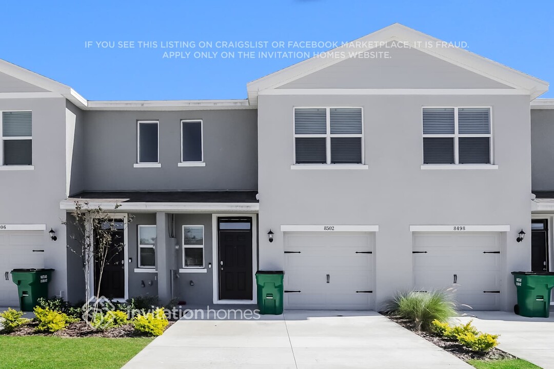 8502 Lofty Timber Wy in Wesley Chapel, FL - Foto de edificio