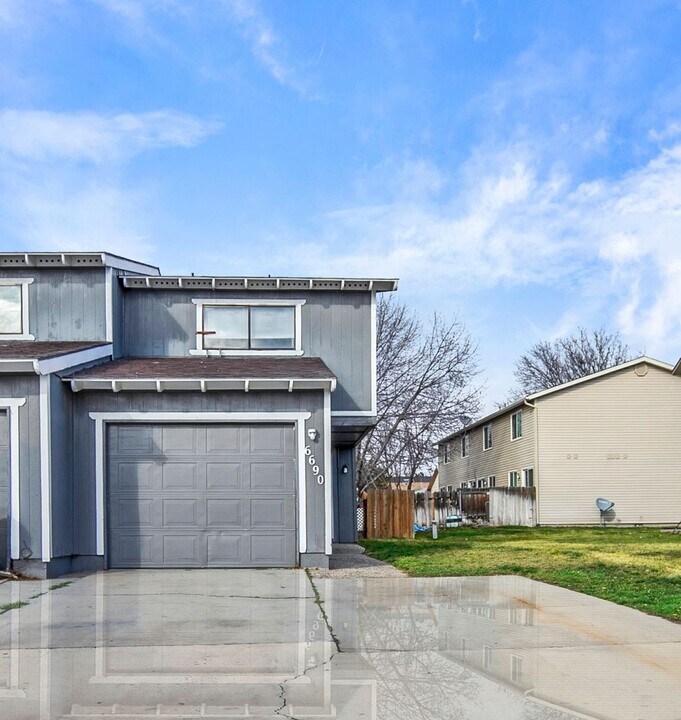6690 W Douglas St in Boise, ID - Building Photo