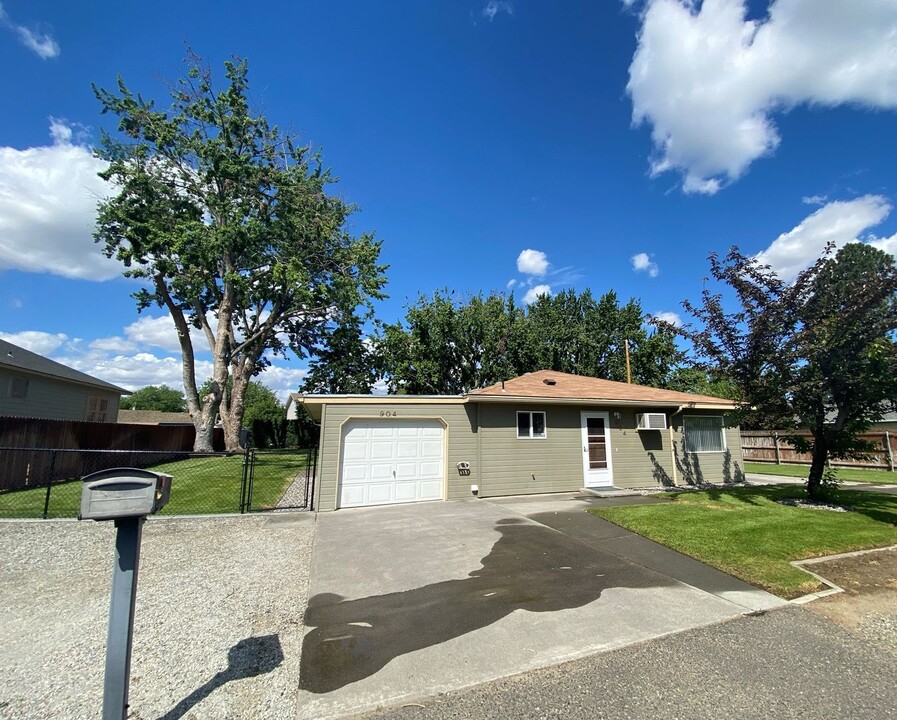 904 Rd 46 in Pasco, WA - Building Photo