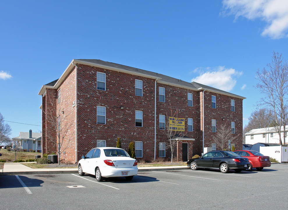 Spartan Square Apartments in Greensboro, NC - Building Photo