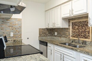 South Dale Villas in Tampa, FL - Building Photo