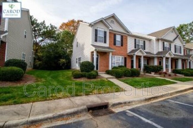 8016 Stoneham Ct in Matthews, NC - Foto de edificio - Building Photo