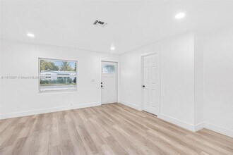 216 NE 160th St in Miami, FL - Building Photo - Building Photo