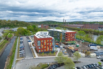 Island Parkside Housing in Lawrence, MA - Foto de edificio - Building Photo