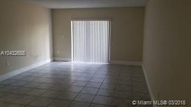 15969 NW 64th Ave-Unit -303 in Hialeah, FL - Foto de edificio - Building Photo