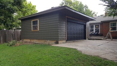 939 N Crestway St in Wichita, KS - Foto de edificio - Building Photo