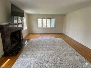 64 Old Pond Rd in Great Neck, NY - Building Photo - Building Photo