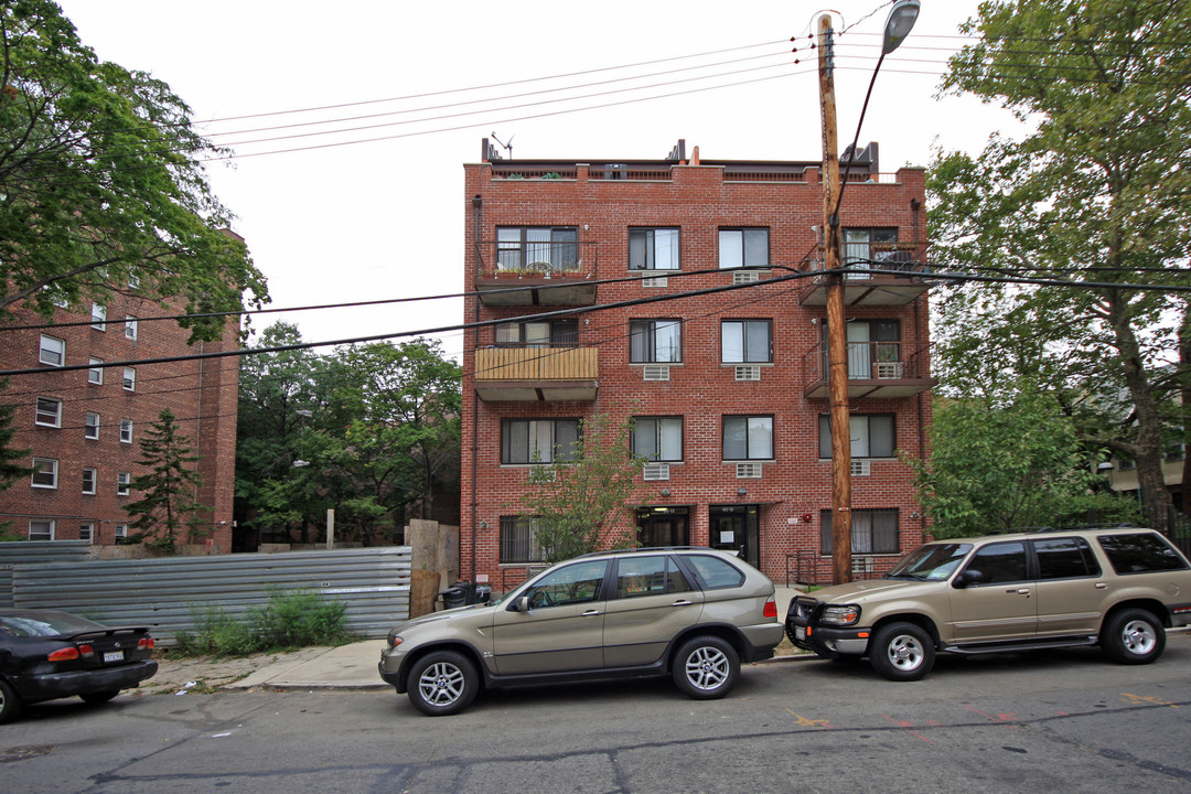 141-13 84th Dr in Jamaica, NY - Building Photo