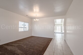 2607 Ricki Jeanne Ave in Bakersfield, CA - Building Photo - Building Photo