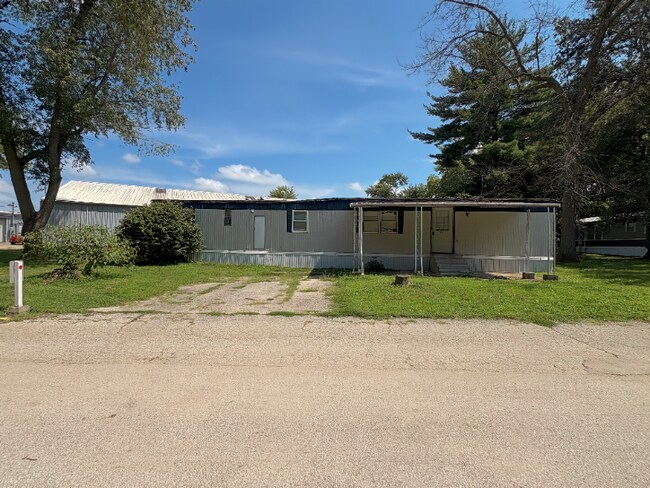 1100 W Locust St in Canton, IL - Building Photo - Building Photo