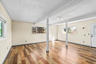 1548 NW Eden St in Roseburg, OR - Building Photo - Building Photo