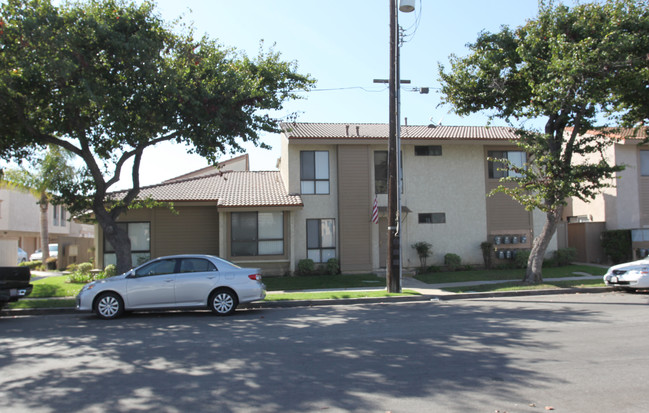 1711 Huntington St in Huntington Beach, CA - Foto de edificio - Building Photo