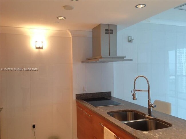 485 Brickell Ave, Unit 3303 in Miami, FL - Building Photo - Building Photo