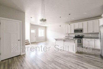 1091 W Emerald Pools Ln in Bluffdale, UT - Building Photo - Building Photo