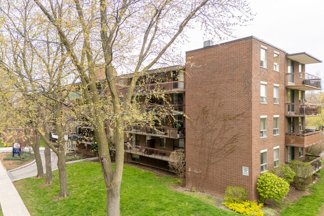 South Valley Apartments in Hamilton, ON - Building Photo - Primary Photo