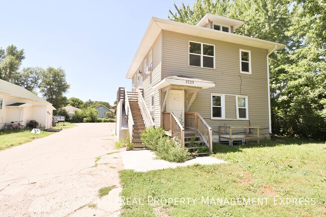 Great Upper level 1 Bedroom Apartment in Sioux Falls, SD - Building Photo - Building Photo