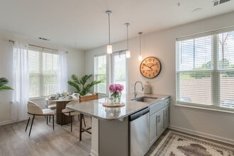 Commonwealth Apartments in Midlothian, VA - Foto de edificio - Building Photo