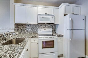 8305 SW 72nd Ave in Miami, FL - Building Photo