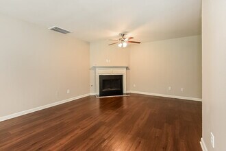 365 Hidden Creek Ln in Canton, GA - Foto de edificio - Building Photo