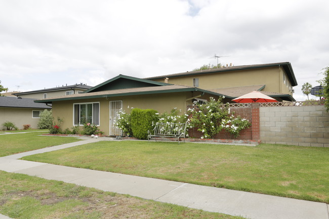 1582 Coriander Dr in Costa Mesa, CA - Foto de edificio - Building Photo