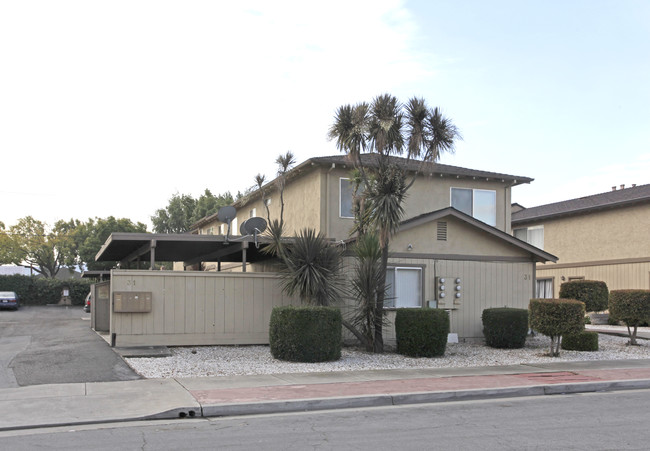 31 Squire Ct in Hollister, CA - Foto de edificio - Building Photo