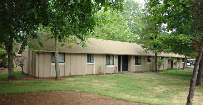 Churchill Village Apartments in Eugene, OR - Building Photo - Building Photo