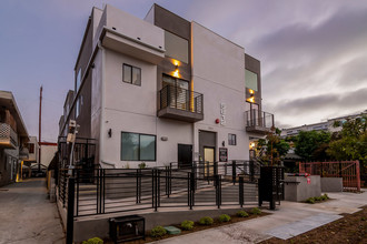 5812 Virginia Ave in Los Angeles, CA - Foto de edificio - Building Photo