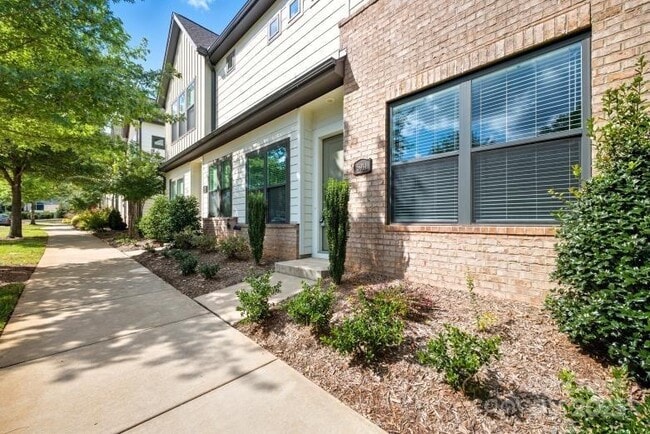 5914 Ardrey Kell Rd in Charlotte, NC - Building Photo - Building Photo