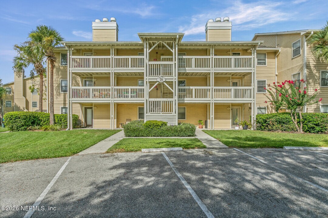 100 Fairway Park Blvd in Palm Valley, FL - Foto de edificio