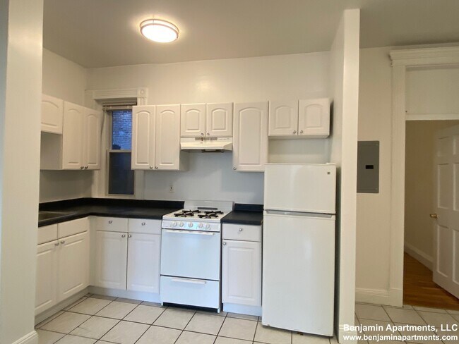 1295 Commonwealth Ave, Unit 1 in Boston, MA - Building Photo - Building Photo