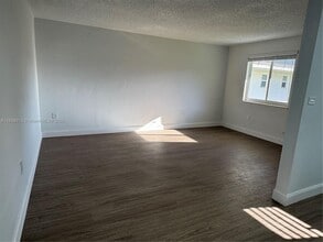 6705 SW 44th St in Miami, FL - Building Photo - Building Photo