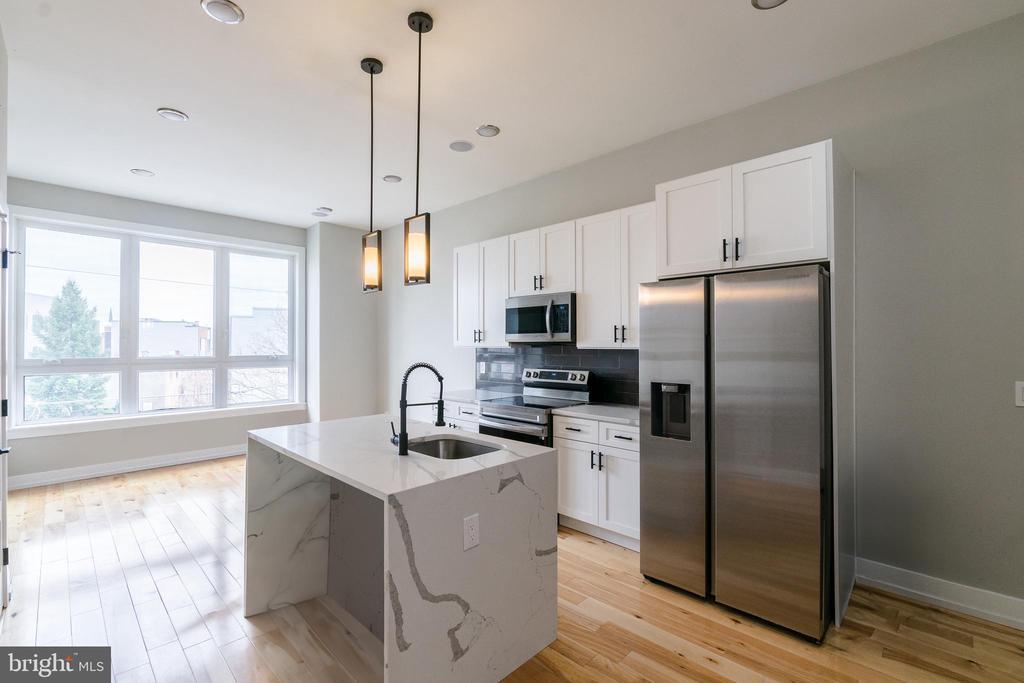 411 W Hewson St in Philadelphia, PA - Building Photo