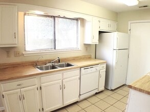 5436 Chatham Lake Dr in Virginia Beach, VA - Building Photo - Building Photo