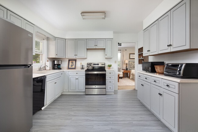 37 Greene Ave in Canaan, CT - Building Photo - Building Photo