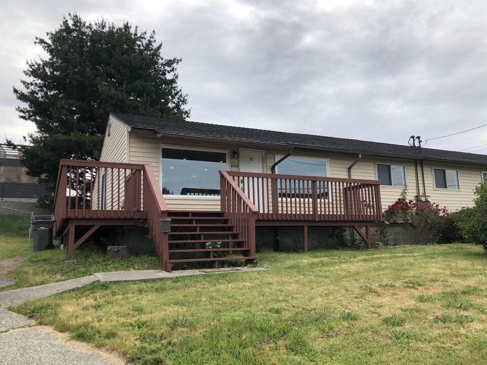 1008 Callahan Dr in Bremerton, WA - Building Photo