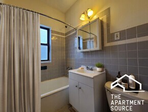 2234 W Wilson Ave, Unit 308 in Chicago, IL - Building Photo - Building Photo