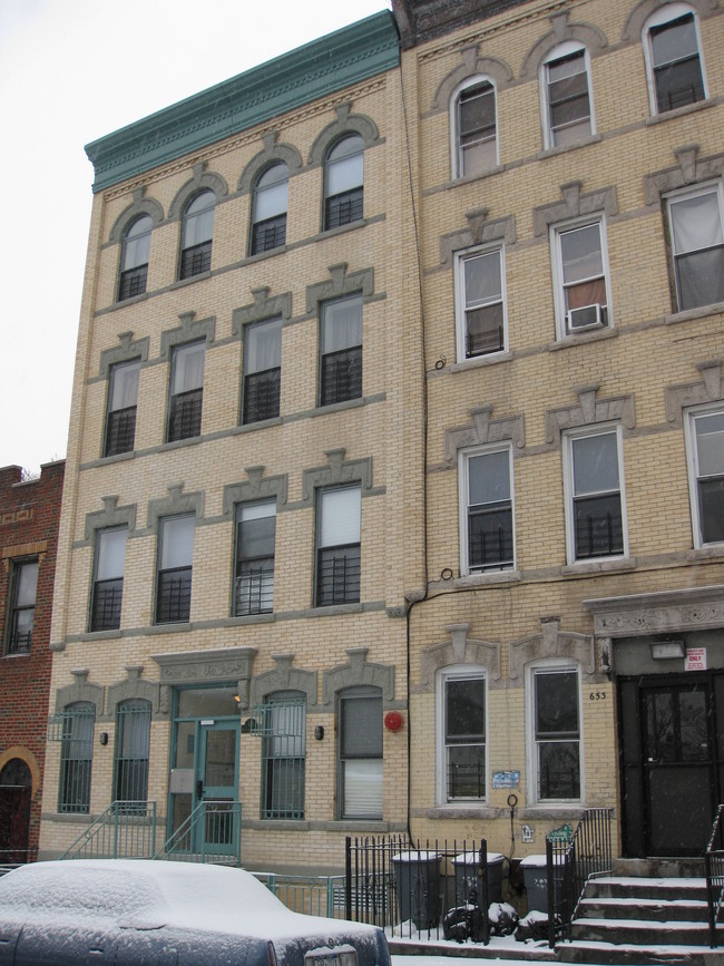 651 Knickerbocker Ave in Brooklyn, NY - Building Photo - Building Photo