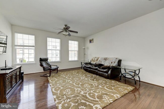 22677 Flowing Spring Square in Ashburn, VA - Building Photo - Building Photo