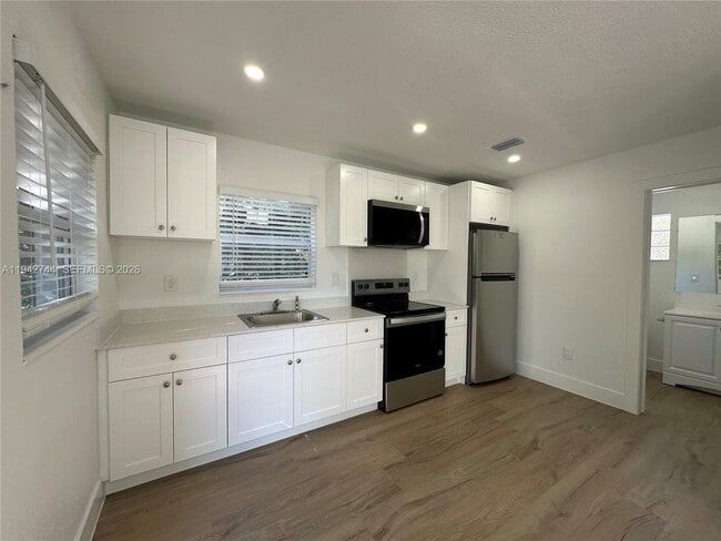 3331 SW 15th Ave in Fort Lauderdale, FL - Building Photo - Building Photo