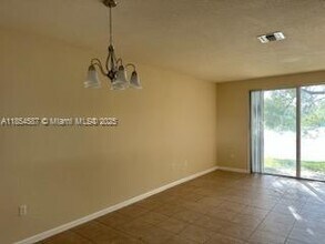 2612 SW 82nd Ave in Miramar, FL - Foto de edificio - Building Photo