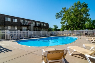 Cottonwood Apartments in Council Bluffs, IA - Foto de edificio - Building Photo