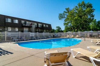 Cottonwood Apartments in Council Bluffs, IA - Building Photo - Building Photo