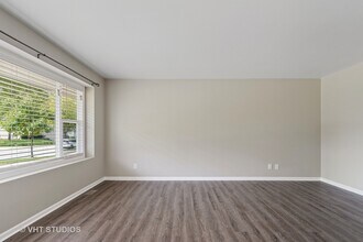 92 Circle Dr W in Montgomery, IL - Building Photo - Building Photo