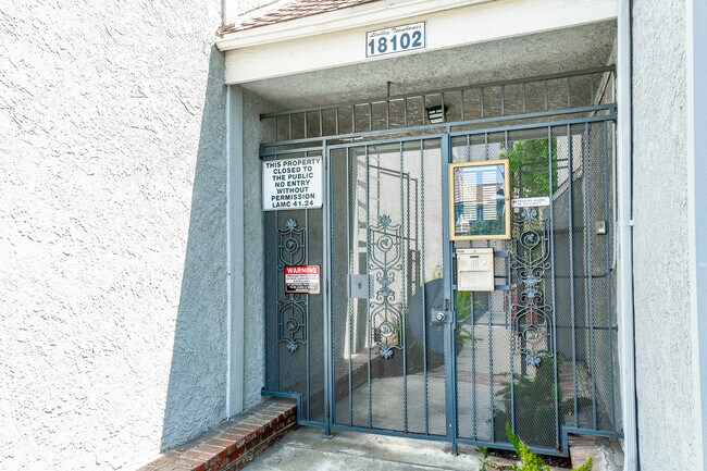18102 Burbank Blvd in Tarzana, CA - Building Photo - Building Photo