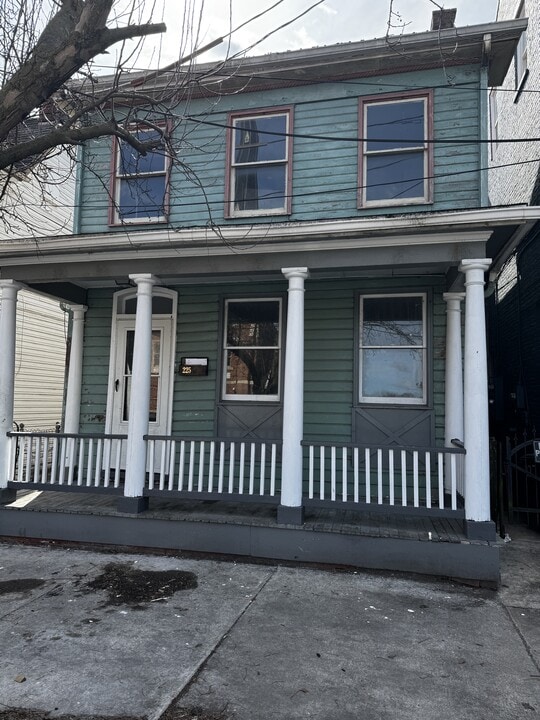 225 W Martin St in Martinsburg, WV - Building Photo