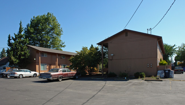 Manor East Apartments in Springfield, OR - Building Photo - Building Photo